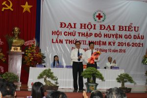 Chủ tịch Tỉnh Hội Lê Quang Trung tặng hoa Chủ tịch danh dự Huyện Hội Lê Văn Sỷ - PBT Huyện ủy.