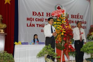 Ông Lê Văn Sỹ, Phó Bí thư trực Huyện ủy Gò Dầu tặng hoa chúc mừng đại hội