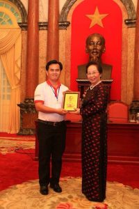 Phó Chủ tịch nước Nguyễn Thị Doan biểu dương em Nguyễn Thanh Liêm, điển hình trong phong trào HMNĐ