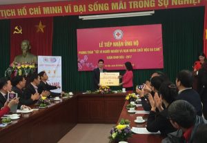 Bà Nguyễn Thị Xuân Thu, Chủ tịch TW Hội CTD(VN tiếp nhận ủng hộ