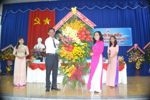 Bà Nguyễn Thị Yến Mai, Chủ tịch danh dự thay mặt Huyện ủy tặng hoa chúc mừng đại hội