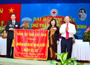 Ông Võ Văn Phuông, nguyên Bí thư Tỉnh ủy tặng bức trướng chúc mừng Đại hội nhiệm kỳ 2012 - 2017