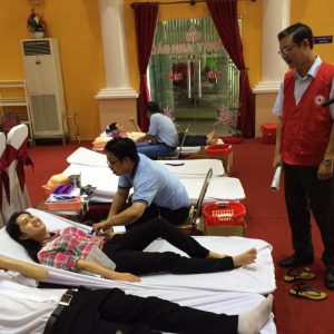Ông Lê Quang Trung thăm hỏi, động viên người hiến máu