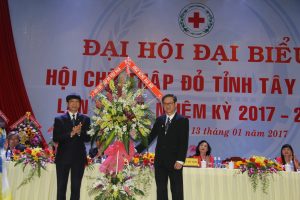Ông Lê Quang Trung (bên phải), Chủ tịch Hội CTĐ tỉnh Tây Ninh nhận lẵng hoa chúc mừng của TW Hội 