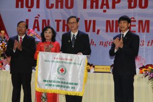 Ông Đoàn Văn Thái, Phó Chủ tịch, Tổng tư ký TW Hội CTD( VN trao tặng cờ đơn vị xuất sắc, năm 2014 - 2016