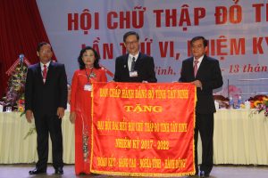 Ông Nguyễn Minh Tân (bìa phải), Phó Bí thư Thường trực Tỉnh ủy trao Bức trướng của Đảng bộ tỉnh tặng Đại hội VI