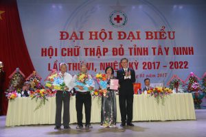Ông Lê Quang Trung, Chủ tịch Tỉnh Hội tặng hoa và quà cho các cô, chú nguyên lãnh đạo Tỉnh Hội
