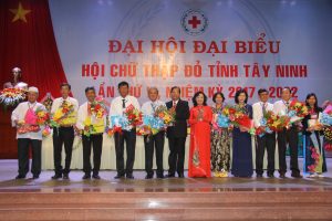Lãnh đạo Tỉnh Hội tặng hoa và quà cho ủy viên BCH không tái cử