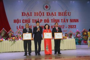 Ông Đoàn Văn Thái, Phó Chủ tịch, Tổng Thư ký tặng kỷ niện chương cho 3 cá nhân