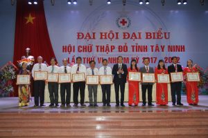 Ông Đoàn Văn Tòng, Ủy viên Ban Thường vụ TW Hội CTĐ Việt Nam tặng Bằng khen cho các tập thể xuất sắc