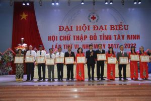 Ông Đoàn Văn Thái tặng Bằng khen TW Hội CTĐ VN cho các cá nhân xuất sắc giai đoạn 2012 - 2017