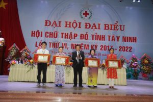 Ông Phạm Văn Tân, Phó Bí thư Tỉnh ủy, Chủ tịch UBND tỉnh tặng kỷ vật của UBND cho các tập thể và cá nhân có đóng cho hoạt động nhân đạo tại tỉnh Tây Ninh