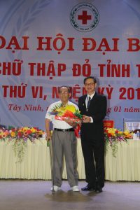 Ông Lê Quang Trung, Chgu3 tịch Tỉnh Hội tặng hoa, quà cho chú Võ Trí Dũng, Hội trưởng đầu tiên