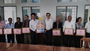 Ông Lê Quang Trung, Chủ tịch Hội CTĐ tỉnh thăm, tặng quà tại huyện Tân Biên