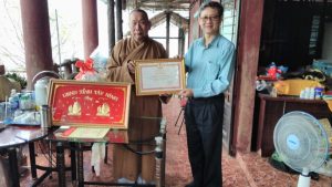 Ông Lê Quang Trung, Chủ tịch Hội CTĐ tỉnh thăm, tặng quà và trao Bằng khen, kỷ vật của Chủ tịch UBND tỉnh cho mạnh thường quân