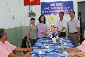 Bà Trương Thị Kim Cương, Phó Chủ tịch Hội CTĐ tỉnh thăm, chúc Tết Thường trực Hội Chữ thập đỏ Thành phố Tây Ninh