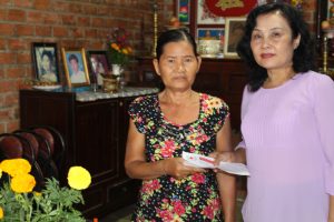 Bà Trương Thị Kim Cương, PCT Tỉnh Hội thăm, tặng quà vợ anh Nguyễn Văn Kèo (gia đình hiến máu nhiều lần tiêu biểu)