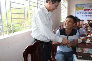 Ông Lê Quang Trung, Chủ tịch Hội CTĐ tỉnh, Phó Trưởng ban Thường trực Ban Chỉ đạo vận động hiến máu nhân đạo tỉnh tặng quà chúc Tết thành viên Câu lạc bộ.