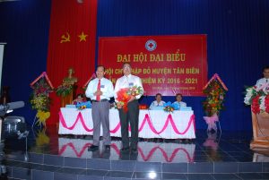 Chủ tịch danh dự Huyện Hội nhận hoa chúc mừng