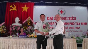 Ông Nguyễn Hoàng Nam, Chủ tịch danh dự nhận hoa chúc mừng của lãnh đạo Thành ủy TP. Tây Ninh