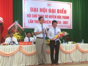 Ông Nguyễn Nam Hưng, Chủ tịch danh dự Huyện Hội nhận hoa chúc mừng