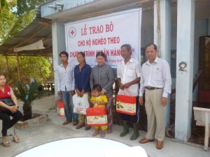 Ông Thái Duy Thanh, PCT Tỉnh Hội trao quà cho hộ gia đình được nhận bò tại huyện Trảng Bàng
