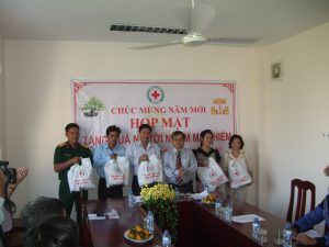 Ông Nguyễn Thảo, nguyên PCT UBND tỉnh, nguyên Trưởng Ban Chỉ đạo VĐHMTN tỉnh tặng quà thành viên tích cực CLB Nhóm máu hiếm