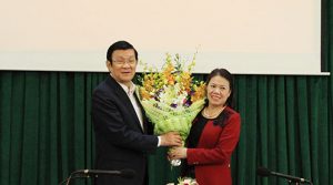 Nguyên chủ tịch nước, Chủ tịch danh dự Hội CTĐ Việt Nam tặng hoa cho lãnh đạo TW Hội CTĐ VN