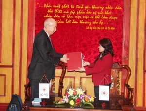 Chủ tịch Hội Chữ thập đỏ Việt Nam Nguyễn Thị Xuân Thu, Trưởng đoàn đại diện Ủy ban quốc tế Chữ thập đỏ tại khu vực Đông Nam Á Beat Schweizer trao bản thỏa thuận hợp tác