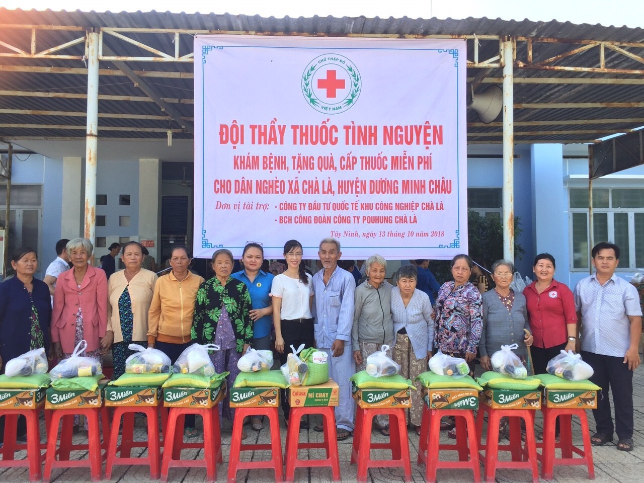 HỘI CHỮ THẬP ĐỎ HUYỆN DƯƠNG MINH CHÂU TỔ CHỨC KHÁM BỆNH, TẶNG QUÀ CHO NGƯỜI NGHÈO XÃ CHÀ LÀ